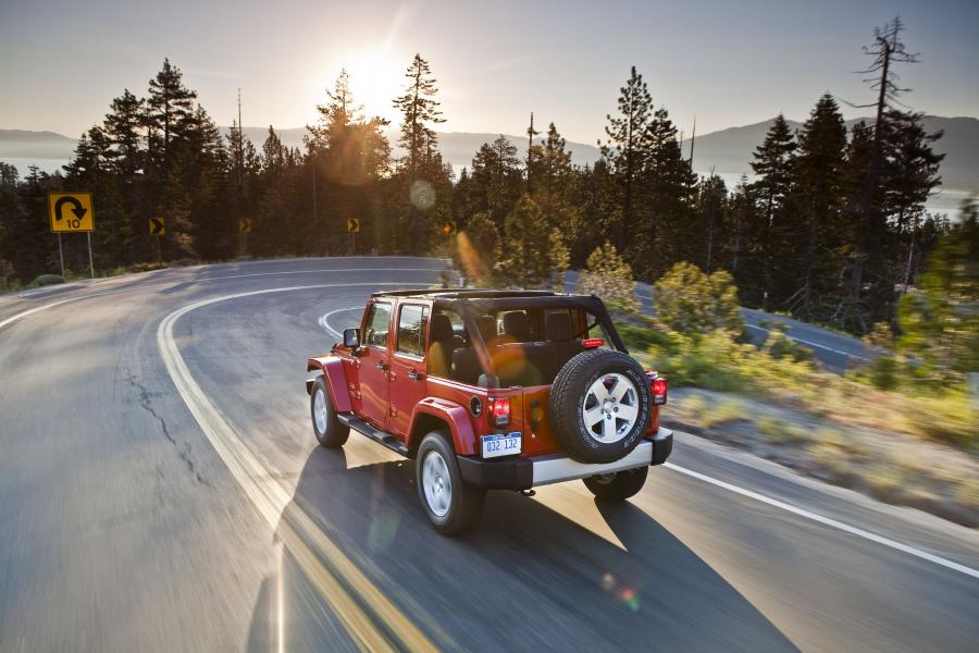  Jeep Wrangler Unlimited Sahara 2012 года  (фото 11 из 15)